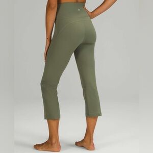 Lululemon Groove Super-High-Rise Crop 23"
Green Twill